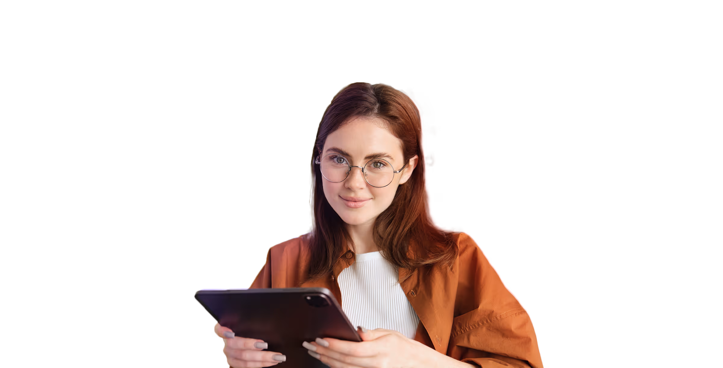 Selbstbewusste Frau mit Tablet in einem modernen, kreativen Büro – Sinnbild für Digital Marketing.
