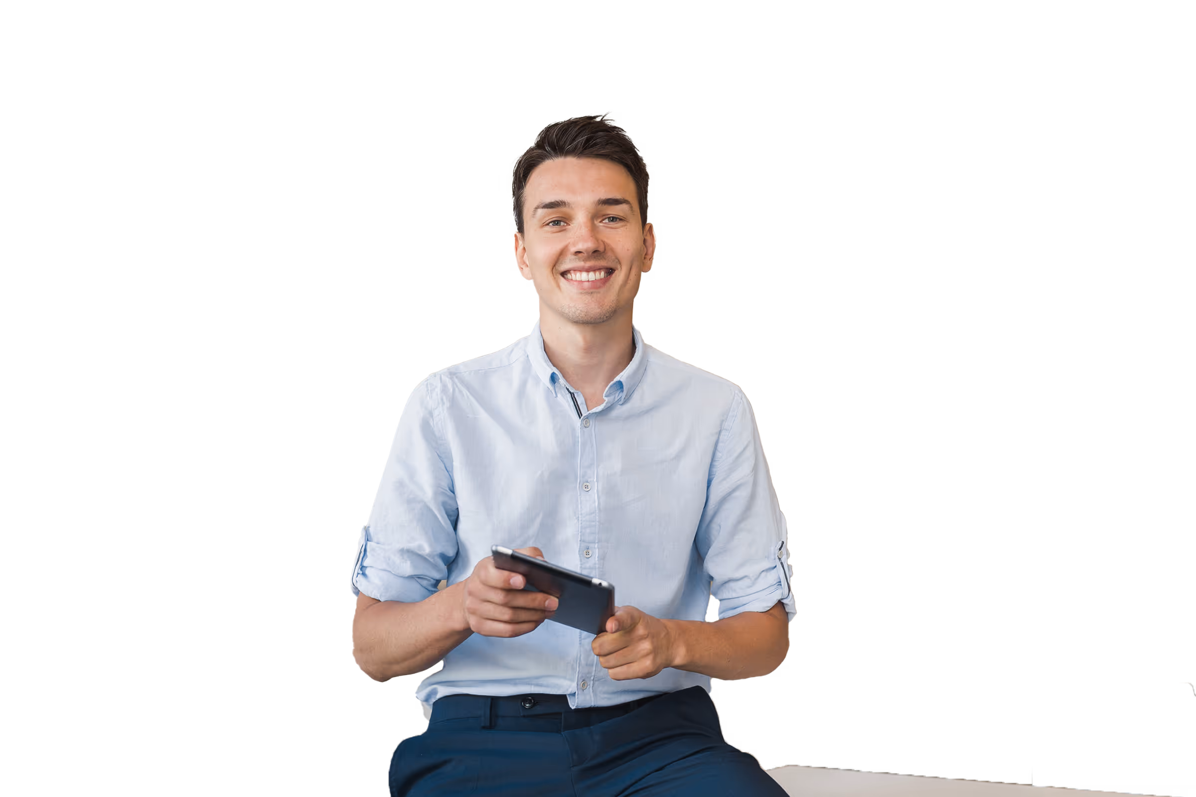 Mann in Smart-Casual-Kleidung mit Tablet in einem modernen Büro – Sinnbild für IT-Beratung.