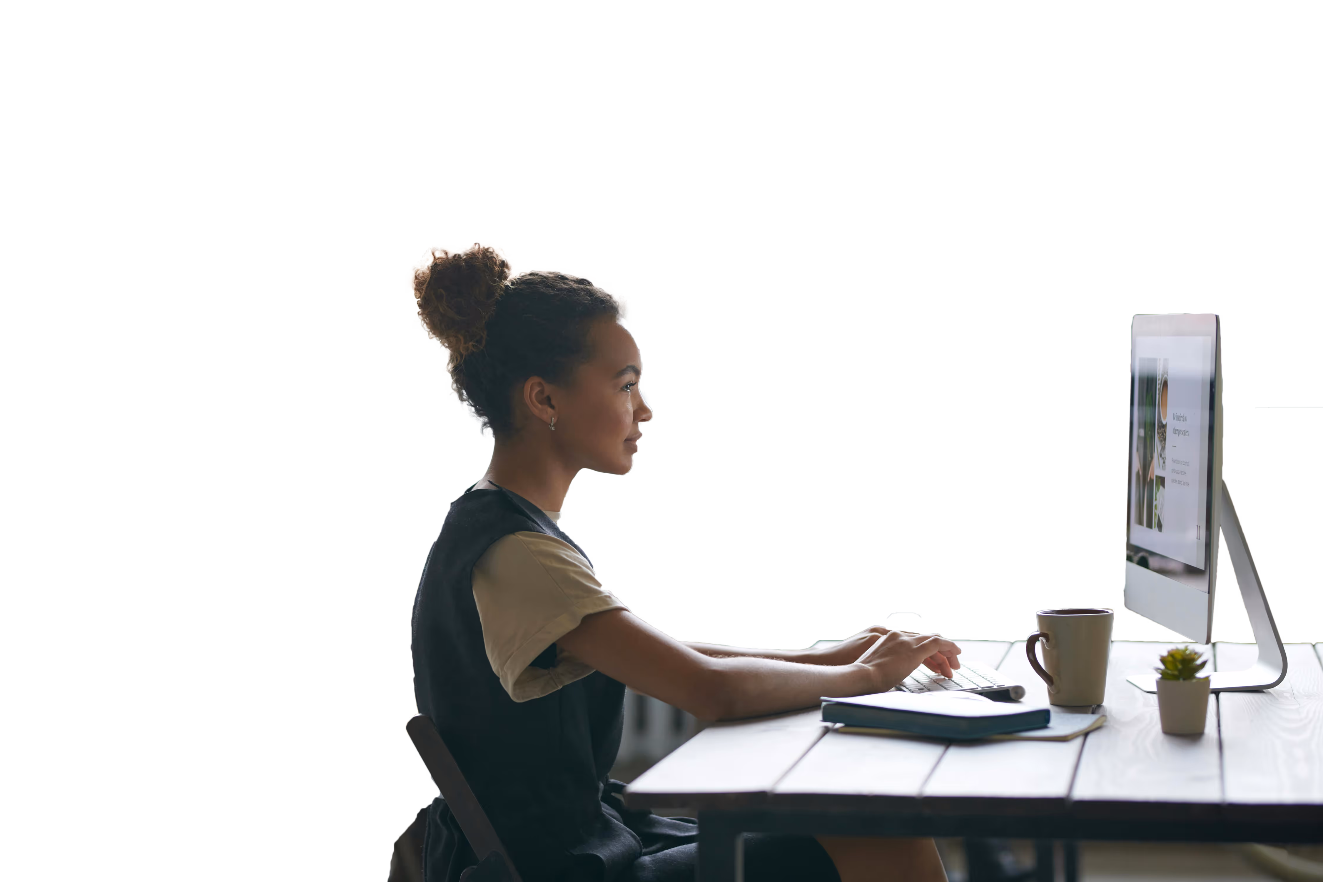 Iemand aan het werk achter een computer op kantoor, als beeld voor IT-consultancy.