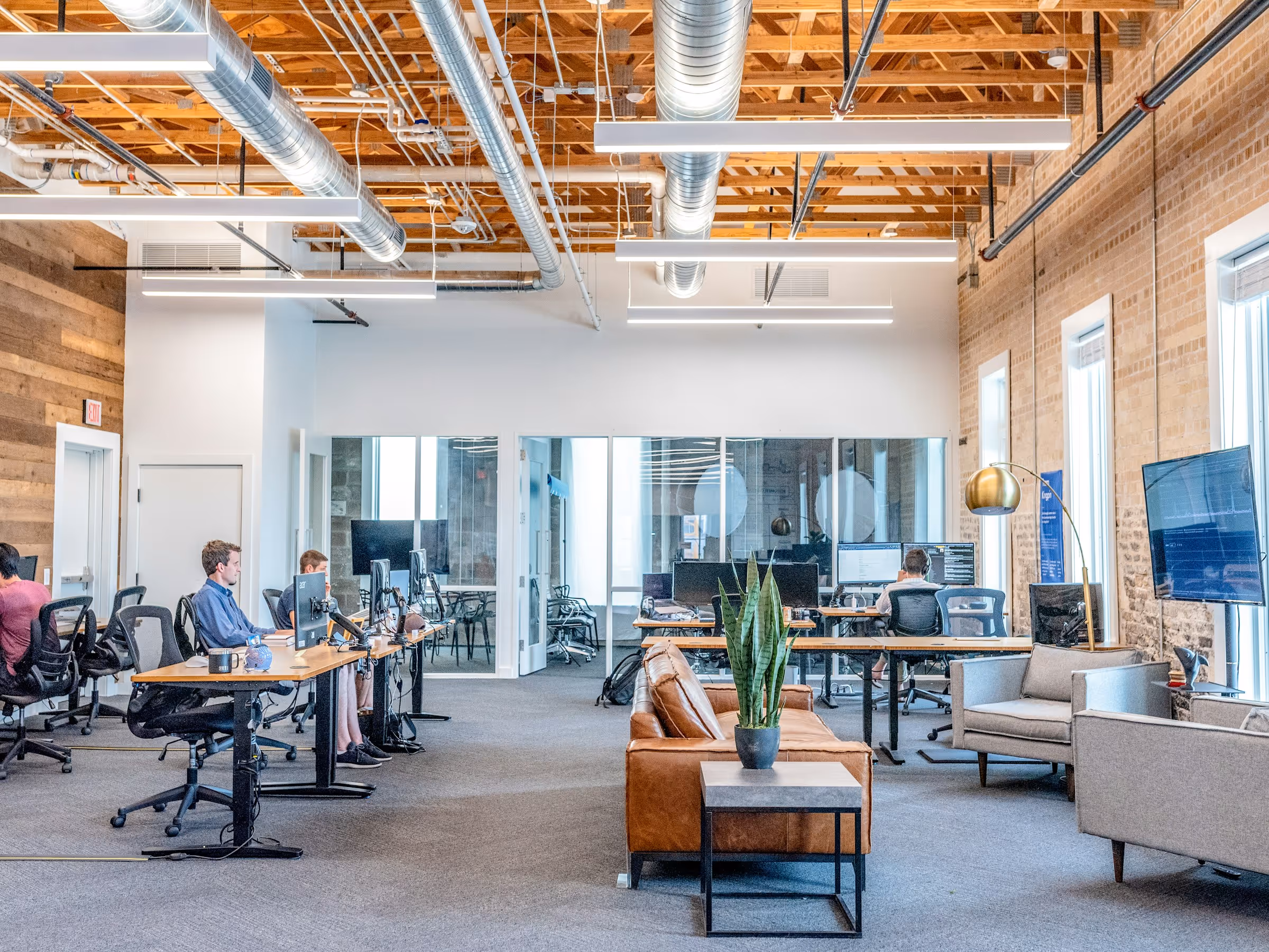 Professioneel kantoor van een start-up in de techsector.